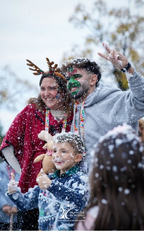 Família Feliz na Neve