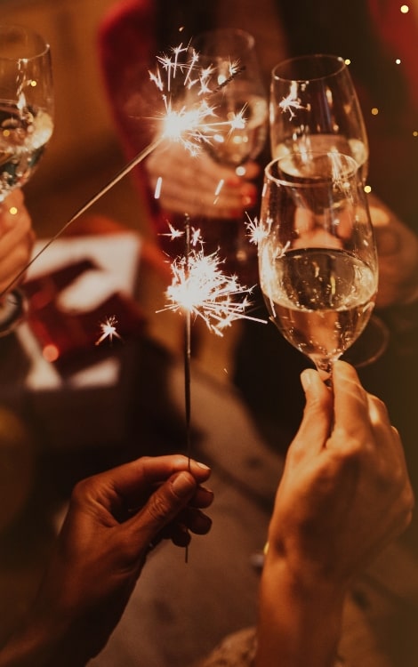 4 copos a brindarem com espumante e foguetes de bolos