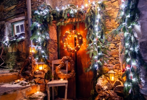 Porta decorada  de casa de Xisto decorada com vários elementos de Natal
