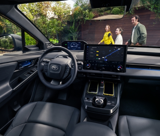 Interior do Toyota bZ4X com volante, painel digital e ecrã multimédia central.