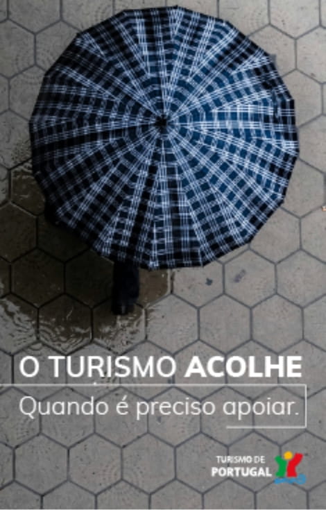 Imagem de um guarda chuva no chão | Turismo Acolhe