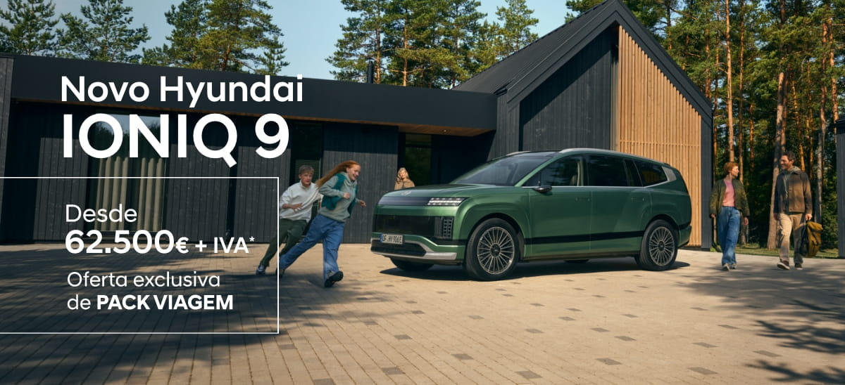 Carro Hyundai IONIQ 9 verde estacionado à frente de casa moderna, com texto promocional e preço desde 62.500€ + IVA.