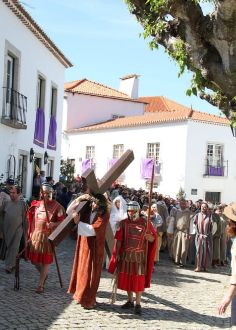 Celebração tradicional da Páscoa no Centro de Portugal com participantes em trajes típicos numa procissão