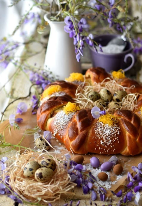 Mesa festiva de Páscoa com pratos tradicionais portugueses