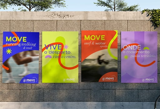 Cartazes do movimento 'Move' expostos numa parede exterior