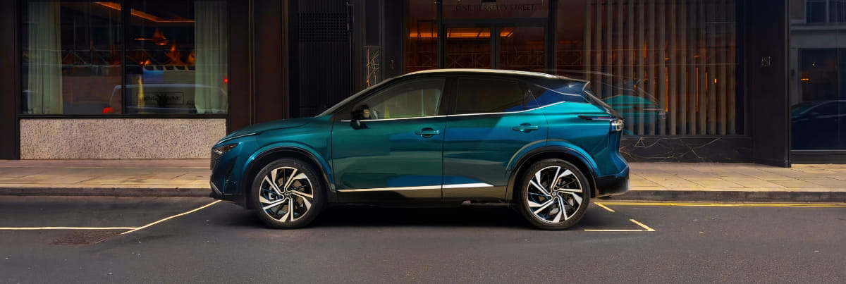 Nissan Qashqai e-POWER azul visto de perfil