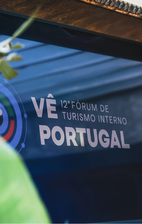 Detalhe de sinalética do evento Vê Portugal num espaço de conferência.
