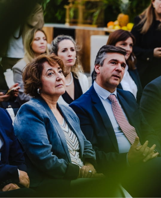 Participantes sentados a assistir a uma sessão do fórum.