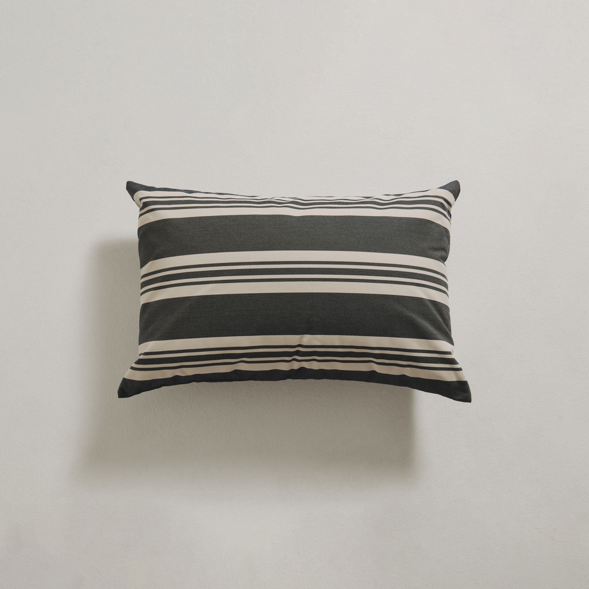 Image of Udendørspude 40x60 - Navy stribet