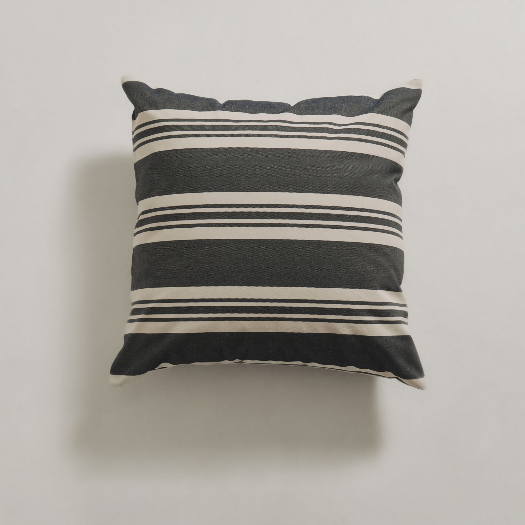 Image of Udendørspude 50x50 - Navy stribet