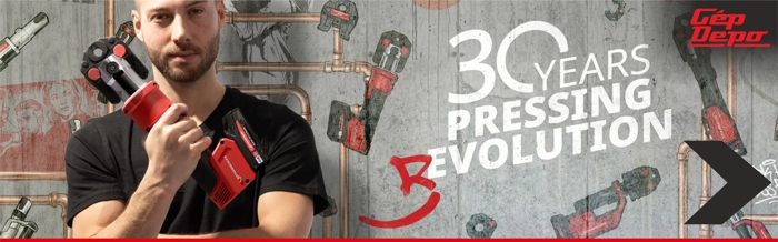 Férfi akkumulátoros présszerszámmal, háttérben csőprés eszközök, '30 Years Pressing Revolution' felirat és Gép Depo logó