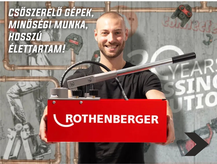 Mosolygó szerelő piros Rothenberger szerszámosládával, háttérben csőrendszer és reklámszöveg
