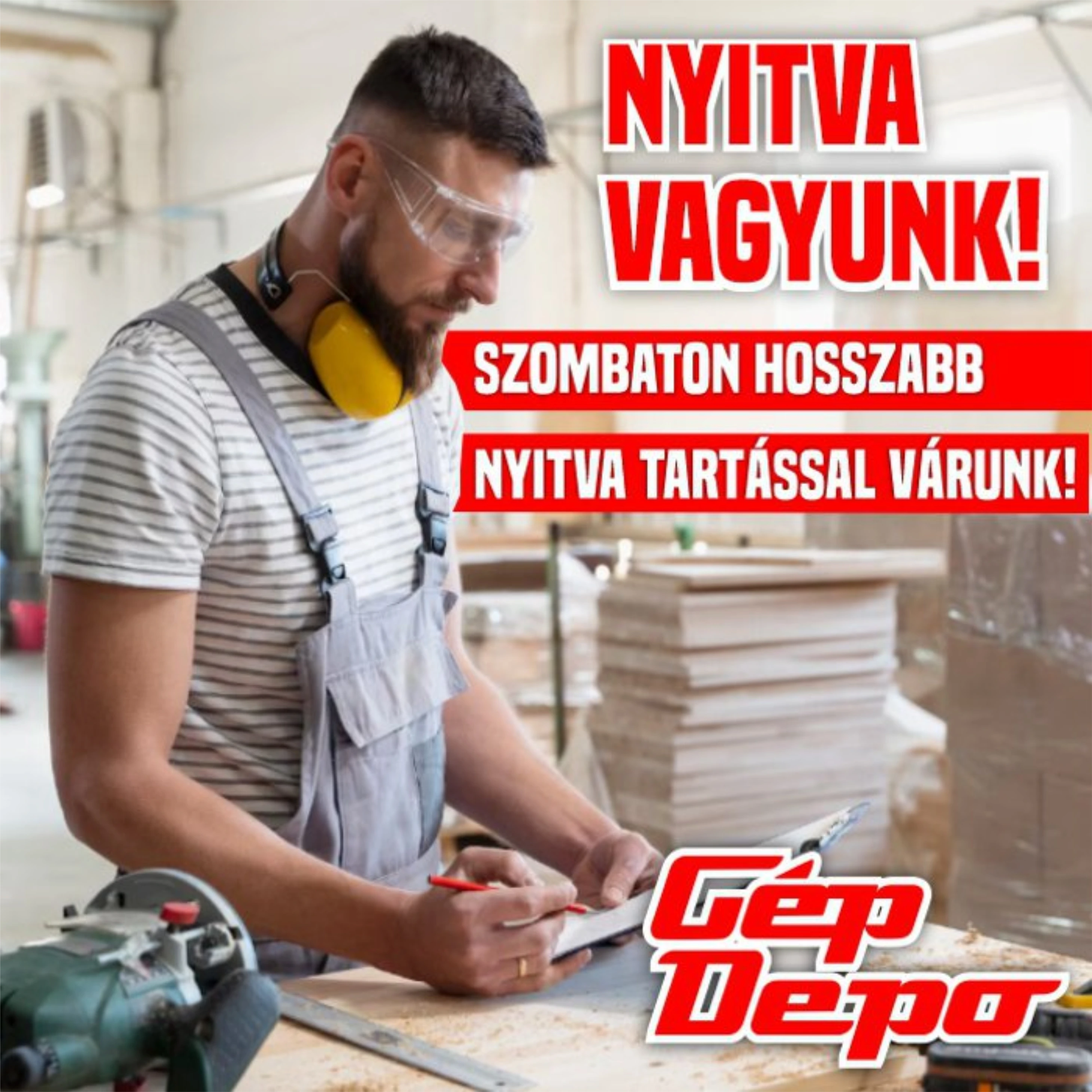 Férfi asztalos védőszemüvegben és fülvédővel egy műhelyben jegyzetel, háttérben raklapok és 'Nyitva vagyunk' hirdetés, Gép Depo logó
