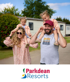 Parkdean - Family walking through a sunny caravan park