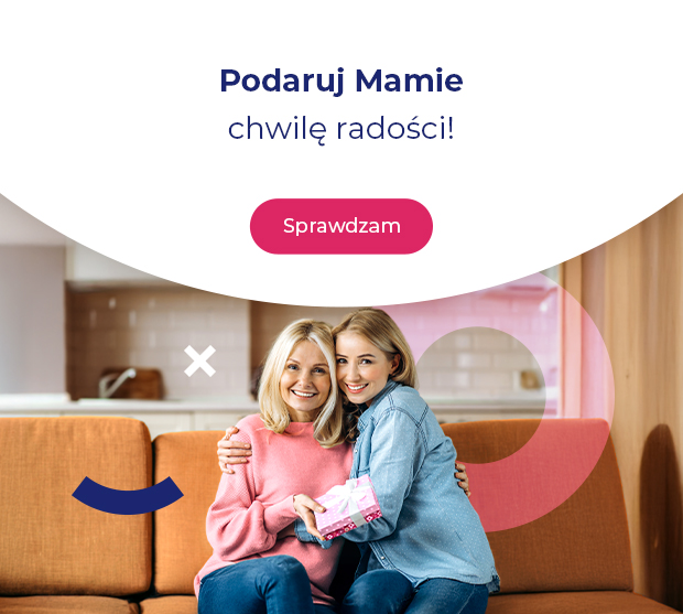 Grafika promocyjna z napisem: ‘Podaruj Mamie chwilę radości!’. Na grafice córka wręczająca mamie zapakowany prezent i obejmująca ją na kanapie w domowym zaciszu.