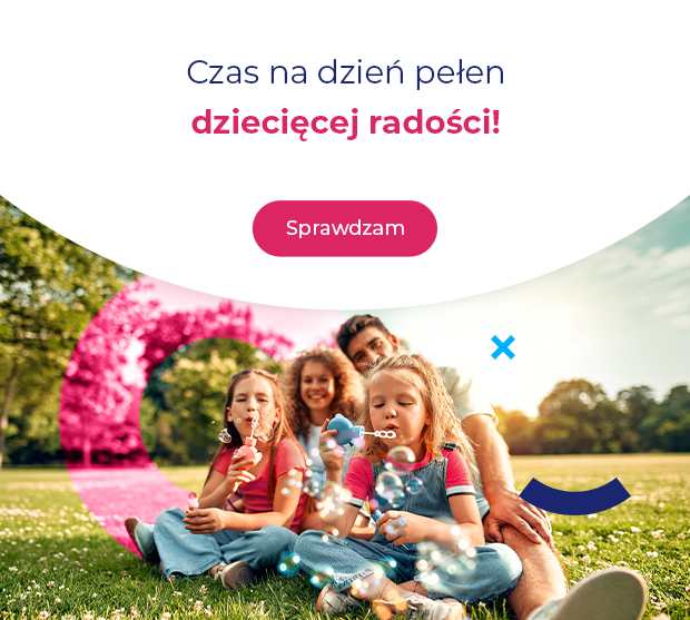 Grafika z napisem „Czas na dzień pełen dziecięcej radości!”. W tle rodzina siedzi na trawie w parku, dzieci puszczają bańki mydlane. 