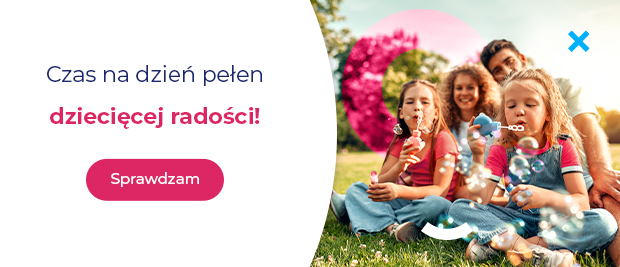 Grafika z napisem „Czas na dzień pełen dziecięcej radości!”. W tle rodzina siedzi na trawie w parku, dzieci puszczają bańki mydlane. 