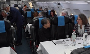 Dîner de luxe dans une cabine d'avion réaménagée