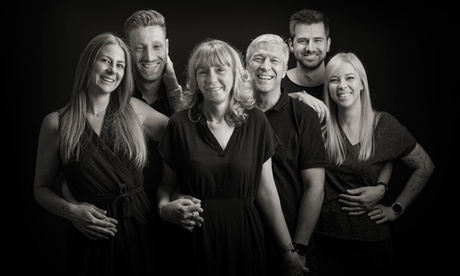 Professionele groepsfotoshoot tot 15 personen in huiselijke studio Professionele groepsfotoshoot tot 15 personen in huiselijke studio