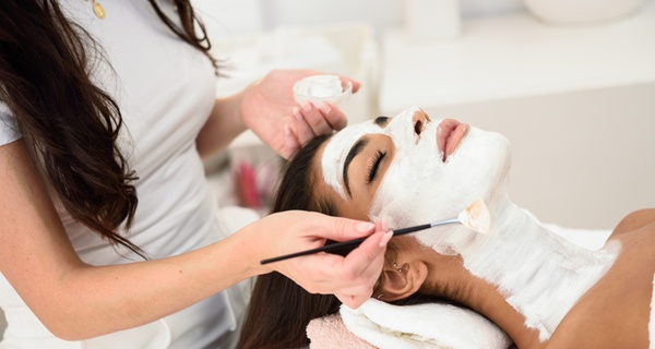 Massage au choix d'1h option soin du visage et gommage du dos avec Enjoy the moment (jusqu'à 59% de réduction)