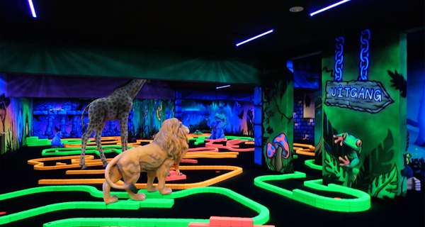 Smash een hole-in-one: 18 holes glowgolf