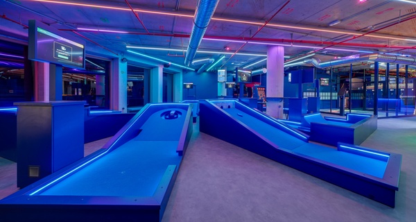 Plaisir pour tous : mini-golf, fléchettes, shuffleboard ou color fun