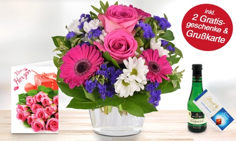 Blumenstrauß oder Blumen-Gesteck mit Schokolade, Piccolo und Grußkarte