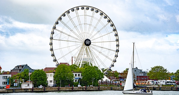 Weinfahrt in Kühlungsborn oder Warnemünde: Riesenrad-Fahrt mit Wein, Antipasti, Brot & Wasser (bis 32% sparen)