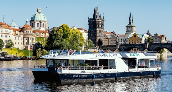 Hop-on-Hop-off-Bustour Prag, opt. mit Bootstour