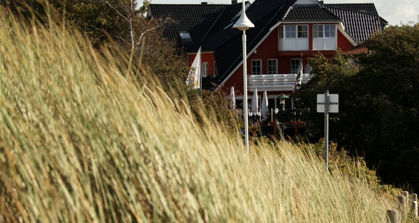 Ostsee-Traum am Deich: 2-3 Nächte für Zwei im Strandhotel Deichgraf inkl. Sekt-Frühstück, 3-Gang-Genuss & Kaminsauna