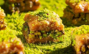 ¡Baklava fresco hecho a mano! ¡Saborea la dulzura artesanal!