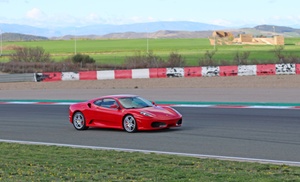 Conducción de un Ferrari en circuito corto o largo en Best Experience