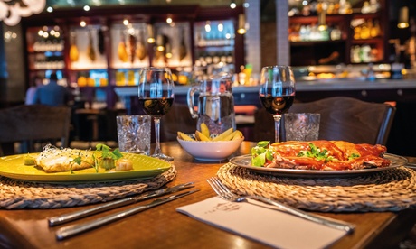 Sabores que cuentan historias: menú mediterráneo con botella de vino Sabores que cuentan historias: menú mediterráneo con botella de vino