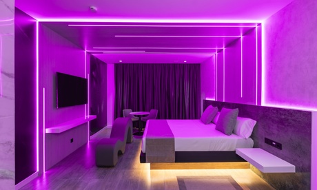 Valencia: suite con botella Vino blanco y decoración de pétalos