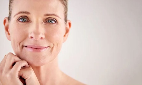 Tratamiento de relleno dérmico con infiltración en una zona facial Tratamiento de relleno dérmico con infiltración en una zona facial