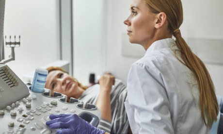 Revisión ginecológica con ecografía de útero y exploración de mamas Revisión ginecológica con ecografía de útero y exploración de mamas