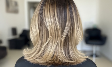 Sesión de peluquería con corte de pelo y opción a tinte o mechas Sesión de peluquería con corte de pelo y opción a tinte o mechas