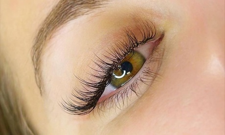 Extensiones de pestañas con volumen natural o intermedio Extensiones de pestañas con volumen natural o intermedio