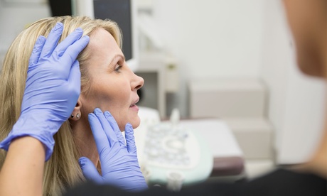 Tratamiento reafirmante inyectado en tercio superior facial y retoque