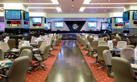 Noche de bingo y hamburguesas para 2 en Canoe