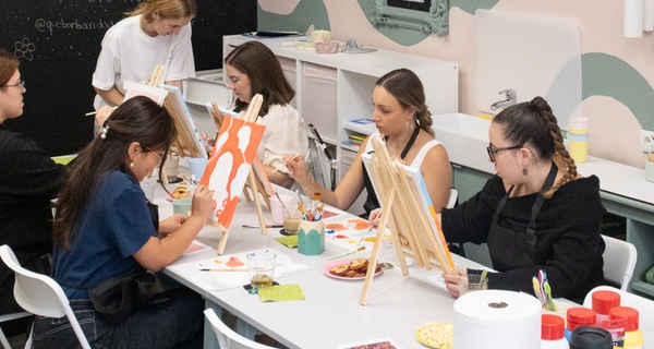 Taller para 1 o 2: pintura de cuadro o tote bag, o clase de maquillaje