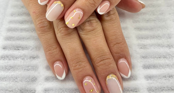 Manicura, pedicura o uñas de gel con esmaltado normal o semipermanente hasta un 63% de descuento