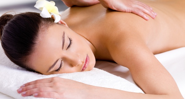 Masaje relajante y descontracturante de 50 o 70 minutos para 1 junto al Retiro; ahorra al 45%