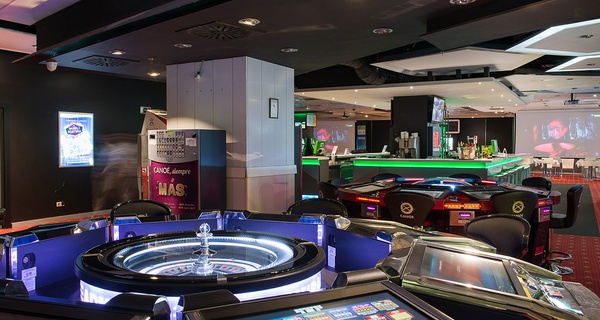 ¡Disfruta de la mejor pizza, parking y rascas en Canoe! Con un 41% de descuento