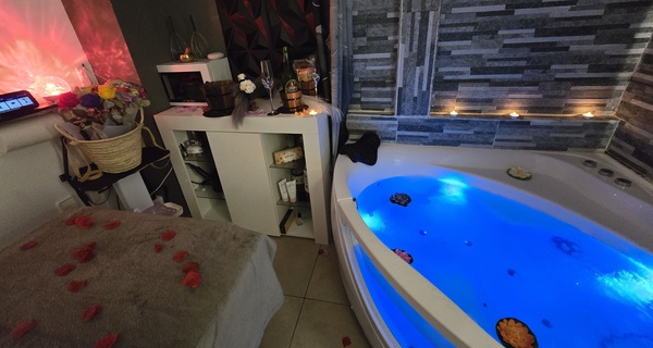 Cabina romántica con infusión, pétalos, bombones, champán y spa