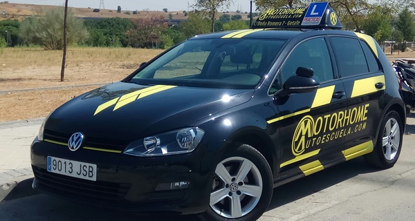 Curso teórico de carnet de coche B con matrícula y 4 o 6 clases prácticas en Autoescuela Motorhome