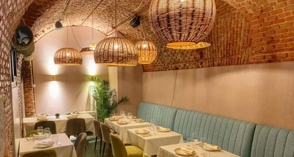 Menú tradicional para 2 personas con entrante, principal, postre y bebida en Restaurante Arrabal, junto a la Plaza Mayor