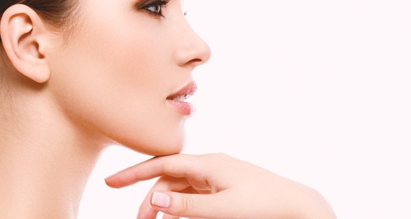 Tratamiento reafirmante inyectado en tercio superior facial y retoque