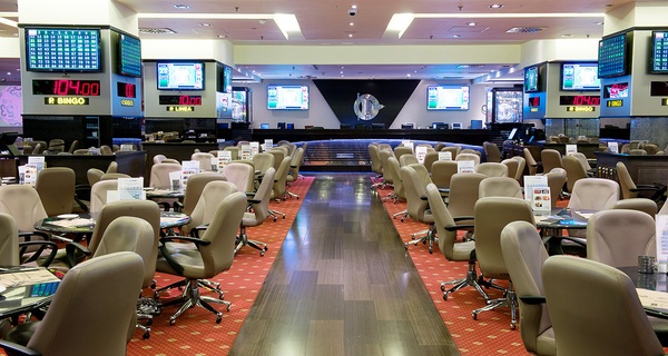 Bingo, hamburguesas y bebidas con parking gratis para 2 en sala de bingo Canoe (con 44% de descuento)