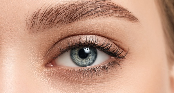 Resalta tu mirada con una sesión de diseño de cejas, lifting y tinte de pestañas o tinte de cejas en Hm Estudios
